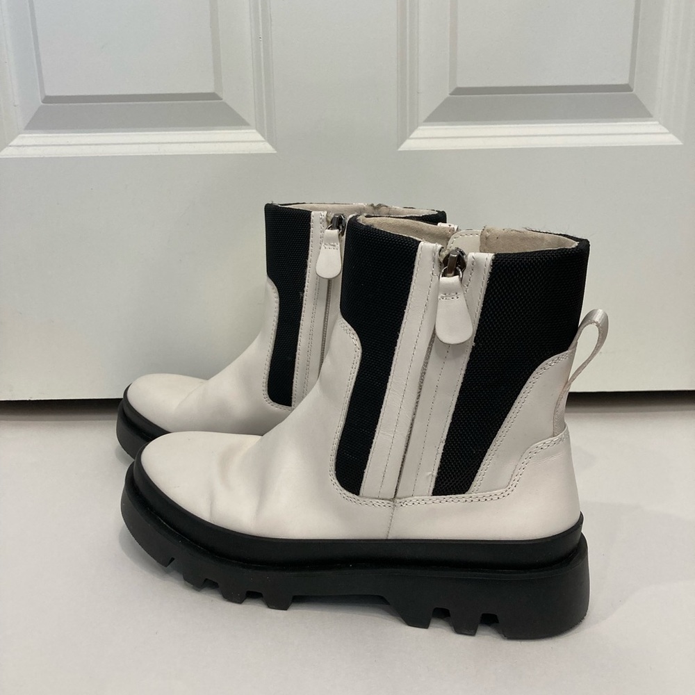 Like New Vince Camuto Kaskona Boots,‎ Size Women’s 9, Coconut Cream, lug sole - Picture 4 of 11